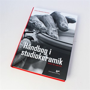 Håndbog i studiokeramik af Claus Domine Hansen